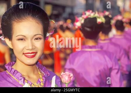 Thai Frau lächelnd, Blumenfest, Chiang Mai, Thailand, Asien Stockfoto