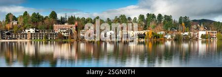 Malerischer Blick auf Lake Placid, der sich auf dem Mirror Lake spiegelt, umgeben von der natürlichen Schönheit der Adirondack Mountains im Bundesstaat New York Stockfoto