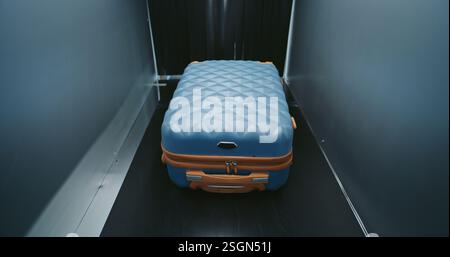 Sicherheitskontrollpunkt im Flughafenterminal: Koffer und Taschen von Passagieren, die sich auf einem Förderband innerhalb des Röntgenscanners mit Metalldetektor bewegen. Verfahren zum Scannen des Gepäcks beim Einsteigen in einen Flug im Flugzeug. Stockfoto