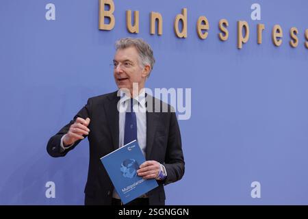 Dr. Christoph Heusgen, MSC-Vorsitzender, Deutschland, Berlin, Bundespressekonferenz, Thema: zur bevorstehenden Münchner Sicherheitskonferenz und zum Münchner Sicherheitsbericht 2025 *** Dr. Christoph Heusgen, Vorsitzender des MSC, Deutschland, Berlin, Bundespressekonferenz, Thema zur bevorstehenden Münchner Sicherheitskonferenz und zum Münchner Sicherheitsbericht 2025 Stockfoto