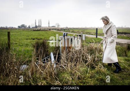 ZEGVELD - Ministerin Femke Wiersma (Landwirtschaft, Fischerei, Ernährungssicherheit und Natur) wird während eines Besuchs des Wissenstransferzentrums (KTC) besucht. Auf dem Versuchsbetrieb werden Innovationen in Bereichen wie der Klimaanpassung getestet. ANP KOEN VAN WEEL niederlande aus - belgien aus Stockfoto
