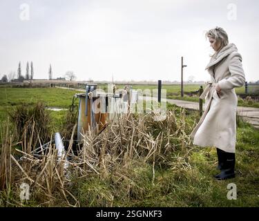 ZEGVELD - Ministerin Femke Wiersma (Landwirtschaft, Fischerei, Ernährungssicherheit und Natur) erhält eine Führung während eines Besuchs im Wissenstransfer Center (KTC). Auf dem Versuchsbetrieb werden Innovationen in Bereichen wie der Klimaanpassung getestet. ANP KOEN VAN WEEL niederlande aus - belgien aus Stockfoto