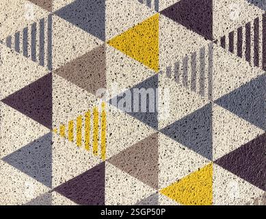 Teppichtextur im geometrischen Dreiecksmuster. In weiß, Blau, Gelb, Schwarz und Grau. Geeignet für Stoff, Bodenmatte oder Teppich. Nahtlos Stockfoto