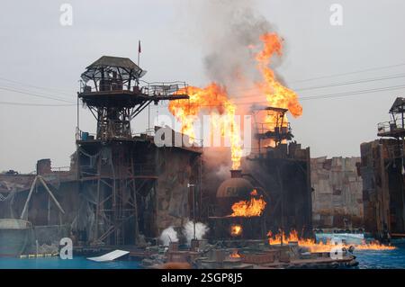 Stuntmen, die am 15. September 2008 in der aufregenden Live-Show Waterworld in den Universal Studios Hollywood eine energiereiche Action aufführen Stockfoto