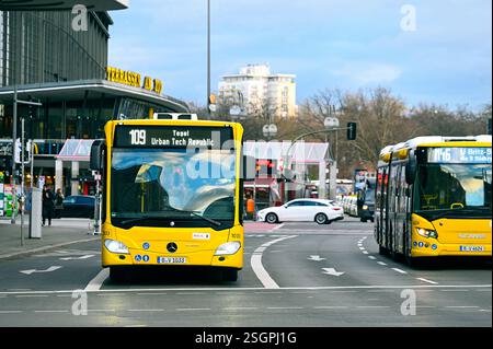 BERLIN - JAN 07: Gelbe Busse als städtischer öffentlicher Nahverkehr von Berlin am 07. Januar. 2025 in Deutschland Stockfoto