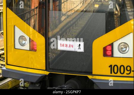 BERLIN - 08. Januar: Nahaufnahme eines Teils der gelben U-bahn in Berlin am 08,2025. Januar in Deutschland Stockfoto