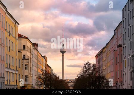 Straßen von Berlin mit Architektur und Berliner Fernsehturm oder Fernsehturm Stockfoto