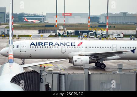 BERLIN - JAN 09: Nahaufnahme eines Flugzeugs Airbus A321 mit Air France Lackierung am Flughafen Berlin Brandenburg am 9. Januar. 2025 in Deutschland Stockfoto