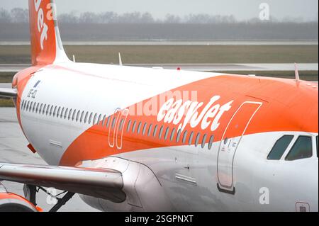 BERLIN - JAN 09: Nahaufnahme eines Flugzeugs Airbus A320 mit EasyJet-Lackierung am Flughafen Berlin Brandenburg am 9. Januar. 2025 in Deutschland Stockfoto