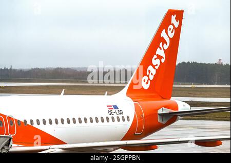 BERLIN - JAN 09: Nahaufnahme eines Flugzeugs mit EasyJet-Lackierung am Flughafen Berlin Brandenburg am 9. Januar. 2025 in Deutschland Stockfoto