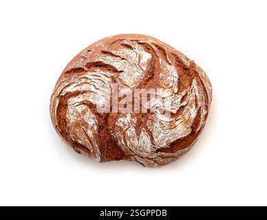 Brot mit natürlichem, handgemachtem braunem Brot, isoliert auf weißem Boden, Blick von oben Stockfoto