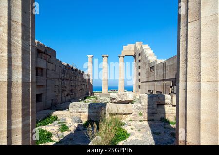 Der hellenistische Tempel der Athena Lindia im antiken Lindos auf Rhodos, Griechenland, Europa, ein dorischer Steintempel, der um 300 v. Chr. erbaut wurde Stockfoto