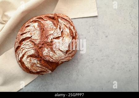 Hausgemachtes braunes Brot auf einem Tisch, Blick von oben Stockfoto