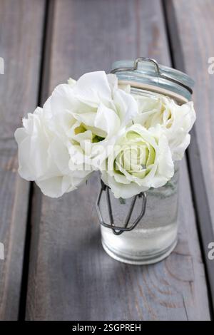 Winziger Strauß weißer Eustoma-Blüten. Partydekor Stockfoto