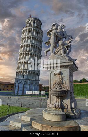 Foto des mittelalterlichen romanischen Schiefen Turms von Pisa (Glockenturm der Kathedrale, torre pendente di Pisa) bei Sonnenuntergang, Pisa, Italien. Die Höhe des Turms Stockfoto