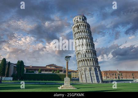 Foto des mittelalterlichen romanischen Schiefen Turms von Pisa (Glockenturm der Kathedrale, torre pendente di Pisa), im Nebel bei Sonnenaufgang, Pisa, Italien. Die Höhe Stockfoto