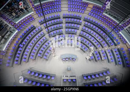 Berlin, Deutschland. Februar 2025. Blick in den Plenarsaal des Bundestages einen Tag vor der letzten ordentlichen Sitzung der ablaufenden Legislaturperiode vor den Bundestagswahlen am 23. Februar 2025. Quelle: Kay Nietfeld/dpa/Alamy Live News Stockfoto