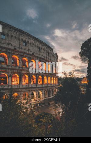 Nordfassade des Kolosseums bei Sonnenuntergang Stockfoto