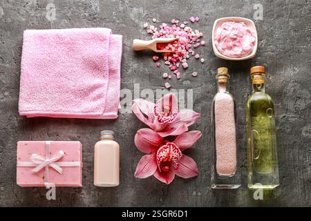 Spa-Set: Flüssigseife, Stück handgemachte Seife, Meersalz und Handtuch. Relaz Zeit Stockfoto