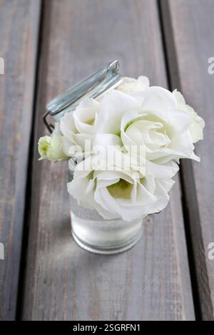 Winziger Strauß weißer Eustoma-Blüten. Partydekor Stockfoto