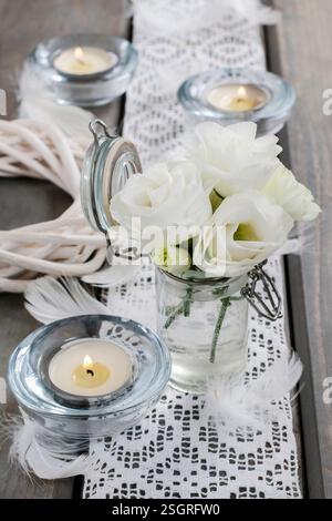 Winziger Strauß weißer Eustoma-Blüten. Partydekor Stockfoto