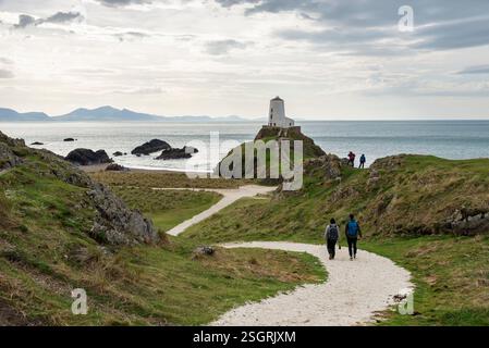 TWR Mawr Leuchtturm an der Spitze von Ynys Llanddwyn, einer kleinen Insel auf Anglesey, Nordwales. Stockfoto