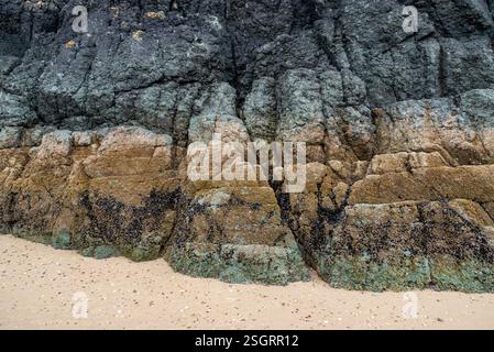 Felsen bilden sich am Newborough Beach in Anglesey, Nordwales. Stockfoto