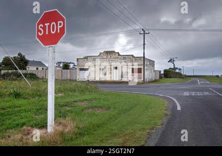 Verlassenes Geschäft in der Nähe von Kreuzungen mit Stoppschild in der TTranaki Country New Zealand Stockfoto
