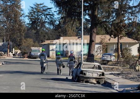 EATON, LOS ANGELES COUNTY, KALIFORNIEN, USA - 14. Januar 2025 - Feuerwehrmänner bekämpfen die Folgen der Flammen in der Gegend von Eaton im Los Angeles County, CA Stockfoto