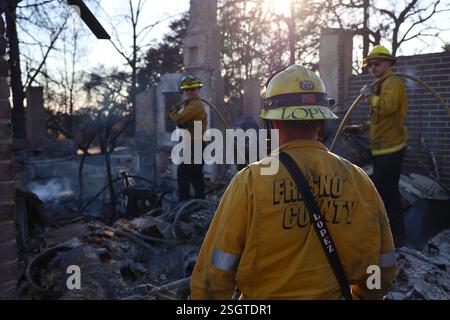 EATON, LOS ANGELES COUNTY, KALIFORNIEN, USA - 14. Januar 2025 - Feuerwehrmänner bekämpfen die Folgen der Flammen in der Gegend von Eaton im Los Angeles County, CA Stockfoto