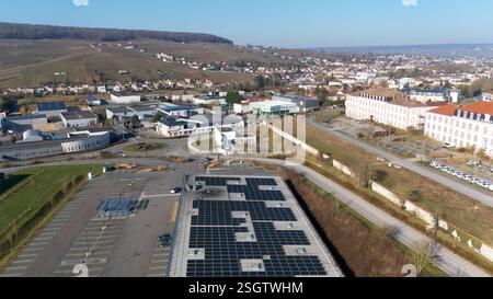 Blick aus der Vogelpernay, Frankreich, mit Sonnenkollektordächern, historischen Gebäuden und einer malerischen Landschaft mit Weinbergen und Hügeln. Stockfoto