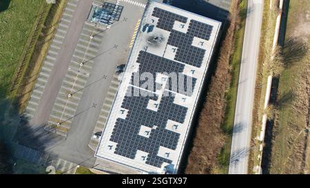 Luftaufnahme eines Gebäudes in Epernay, Frankreich, mit einem Dach mit Solarpaneelen, umgeben von Parkplätzen und Grün. Stockfoto