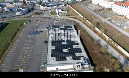 Aus der Vogelperspektive eines mit Solarpaneelen überdachten Dachs in Epernay, Frankreich, umgeben von einem Parkplatz, Straßen und nahe gelegenen Wohn- und historischen Gebäuden. Stockfoto