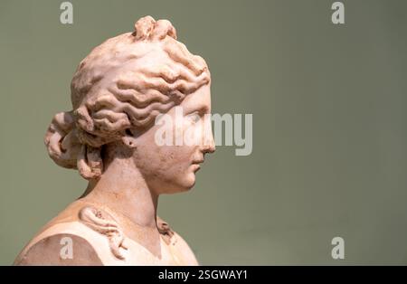 Profil einer antiken römischen Statue in Marmor, die eine Frau mit ernstem Gesicht darstellt Stockfoto
