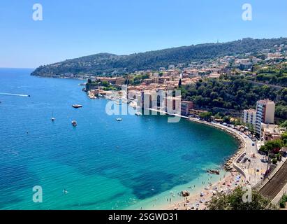 Von oben entfaltet sich die Mittelmeerküste in einer atemberaubenden Mischung aus türkisfarbenem Wasser und zerklüfteten Klippen, ein wahres Paradies Stockfoto