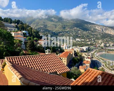 Ein atemberaubender Blick aus der Vogelperspektive auf einen charmanten Europäer Stockfoto