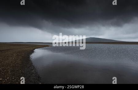Atemberaubende isländische Landschaft mit Bergen, Wasserfällen und dramatischem Himmel. Die raue Schönheit der Natur im Land von Feuer und Eis Stockfoto
