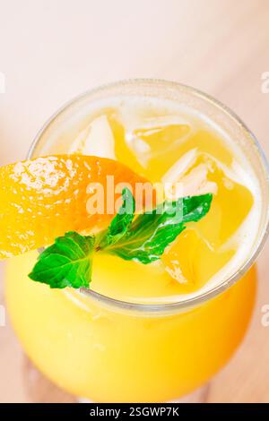 Erfrischender Orangencocktail garniert mit Minze und einer Scheibe Orange an einem warmen Tag Stockfoto