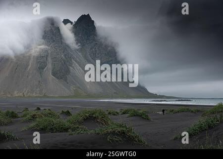 Atemberaubende isländische Landschaft mit Bergen, Wasserfällen und dramatischem Himmel. Die raue Schönheit der Natur im Land von Feuer und Eis Stockfoto