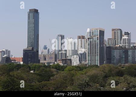 Bangkok, Thailand. Februar 2025. Blick auf den Himmel über Bangkok. Die Menge an PM2,5-Staub nimmt aufgrund der sich ändernden Wetterbedingungen und der Maßnahmen der Regierung zur Vermeidung von Luftverschmutzung ab. (Foto: Teera Noisakran/Pacific Press) Credit: Pacific Press Media Production Corp./Alamy Live News Stockfoto
