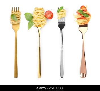 Verschiedene Gabeln mit leckeren Nudeln isoliert auf weiß, Set Stockfoto