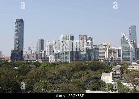 Bangkok, Thailand. Februar 2025. Blick auf den Himmel über Bangkok. Die Menge an PM2,5-Staub nimmt aufgrund der sich ändernden Wetterbedingungen und der Maßnahmen der Regierung zur Vermeidung von Luftverschmutzung ab. (Foto: Teera Noisakran/Pacific Press) Credit: Pacific Press Media Production Corp./Alamy Live News Stockfoto