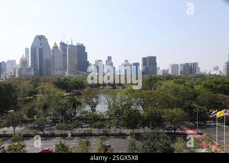 Bangkok, Thailand. Februar 2025. Blick auf den Himmel über Bangkok. Die Menge an PM2,5-Staub nimmt aufgrund der sich ändernden Wetterbedingungen und der Maßnahmen der Regierung zur Vermeidung von Luftverschmutzung ab. (Foto: Teera Noisakran/Pacific Press) Credit: Pacific Press Media Production Corp./Alamy Live News Stockfoto