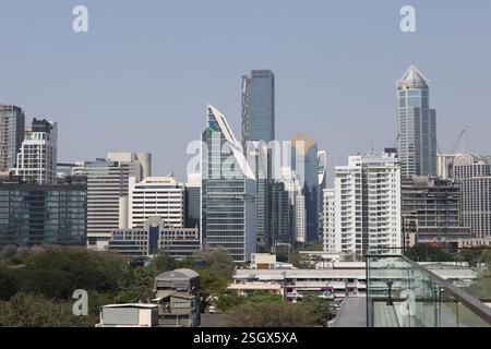 Bangkok, Thailand. Februar 2025. Blick auf den Himmel über Bangkok. Die Menge an PM2,5-Staub nimmt aufgrund der sich ändernden Wetterbedingungen und der Maßnahmen der Regierung zur Vermeidung von Luftverschmutzung ab. (Foto: Teera Noisakran/Pacific Press) Credit: Pacific Press Media Production Corp./Alamy Live News Stockfoto