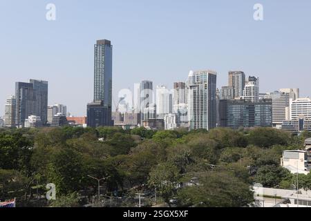 Bangkok, Thailand. Februar 2025. Blick auf den Himmel über Bangkok. Die Menge an PM2,5-Staub nimmt aufgrund der sich ändernden Wetterbedingungen und der Maßnahmen der Regierung zur Vermeidung von Luftverschmutzung ab. (Foto: Teera Noisakran/Pacific Press) Credit: Pacific Press Media Production Corp./Alamy Live News Stockfoto