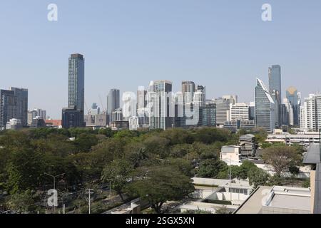 Bangkok, Thailand. Februar 2025. Blick auf den Himmel über Bangkok. Die Menge an PM2,5-Staub nimmt aufgrund der sich ändernden Wetterbedingungen und der Maßnahmen der Regierung zur Vermeidung von Luftverschmutzung ab. (Foto: Teera Noisakran/Pacific Press) Credit: Pacific Press Media Production Corp./Alamy Live News Stockfoto