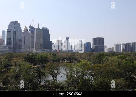 Bangkok, Thailand. Februar 2025. Blick auf den Himmel über Bangkok. Die Menge an PM2,5-Staub nimmt aufgrund der sich ändernden Wetterbedingungen und der Maßnahmen der Regierung zur Vermeidung von Luftverschmutzung ab. (Foto: Teera Noisakran/Pacific Press) Credit: Pacific Press Media Production Corp./Alamy Live News Stockfoto