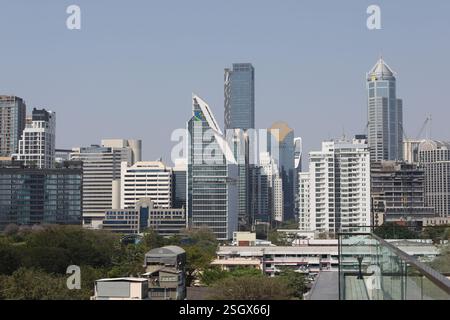 Bangkok, Thailand. Februar 2025. Blick auf den Himmel über Bangkok. Die Menge an PM2,5-Staub nimmt aufgrund der sich ändernden Wetterbedingungen und der Maßnahmen der Regierung zur Vermeidung von Luftverschmutzung ab. (Foto: Teera Noisakran/Pacific Press) Credit: Pacific Press Media Production Corp./Alamy Live News Stockfoto