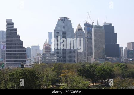 Bangkok, Thailand. Februar 2025. Blick auf den Himmel über Bangkok. Die Menge an PM2,5-Staub nimmt aufgrund der sich ändernden Wetterbedingungen und der Maßnahmen der Regierung zur Vermeidung von Luftverschmutzung ab. (Foto: Teera Noisakran/Pacific Press) Credit: Pacific Press Media Production Corp./Alamy Live News Stockfoto