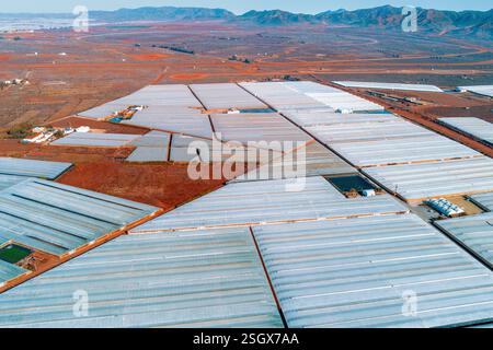 Gewächshäuser im Süden Spaniens in der Nähe von Maro City, Nerja, Malaga, Spanien. Blick von einer Drohne. Stockfoto
